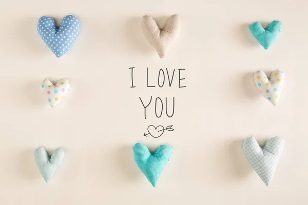 Je t'aime message avec des coussins de coeur bleu — Photo