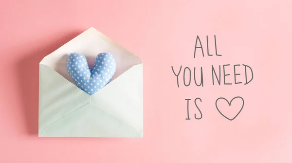 Tout ce dont vous avez besoin est message d'amour avec un coussin bleu coeur — Photo
