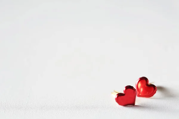 Tema Día de San Valentín con alfileres de corazón —  Fotos de Stock