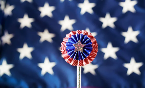 4 juli decoraties op de achtergrond van de Amerikaanse vlag — Stockfoto