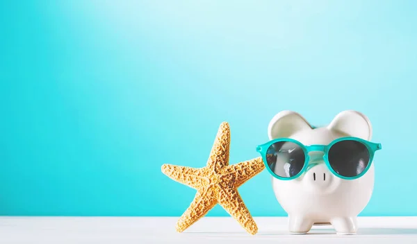 Piggy bank mengenakan kacamata hitam dengan bintang laut — Stok Foto