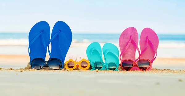 Sandálias coloridas na praia — Fotografia de Stock