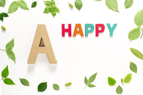 Letra A y feliz con hojas — Foto de Stock
