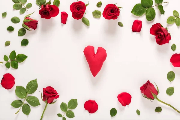 Corazón con rosas y hojas —  Fotos de Stock