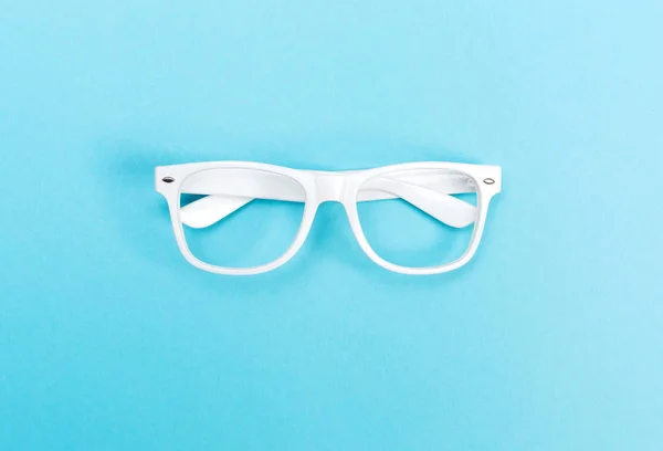 파란 배경 안경 — 스톡 사진