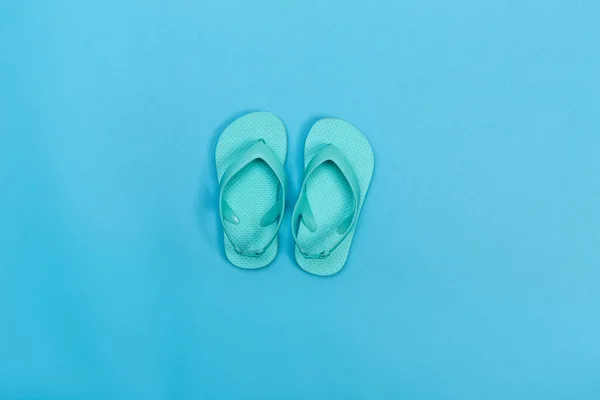 Sandalias de playa sobre fondo azul — Foto de Stock