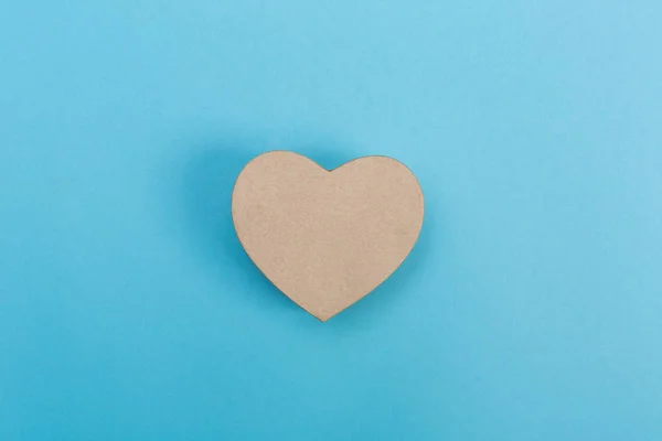 Коробки в форме сердца на голубом фоне — стоковое фото