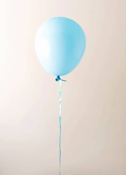 Kapalı bir beyaz balon arka plan — Stok fotoğraf