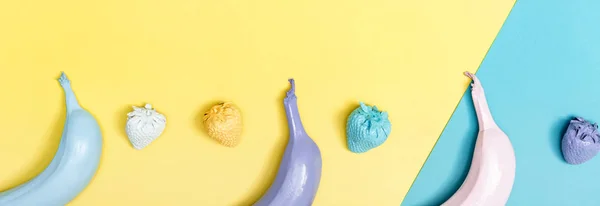 Malowane banany na jasnym tle — Zdjęcie stockowe
