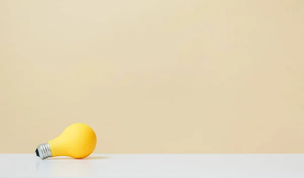 노란 전구 — 스톡 사진