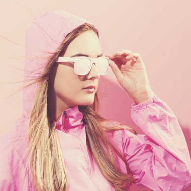 Pembe ceket trendy boyalı gözlüklü kız