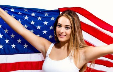 Genç kadın holding Amerikan bayrağı
