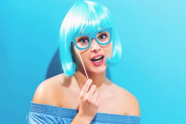 Güzel parlak mavi peruk kadında