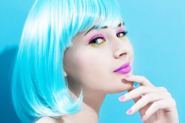 Güzel parlak mavi peruk kadında