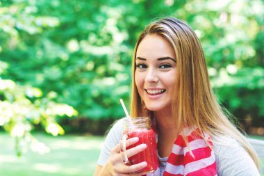 Mutlu kadın dışında bir yüzlü içme