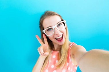 Genç bir kadın selfie çekiyor.
