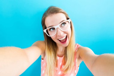 Genç bir kadın selfie çekiyor.