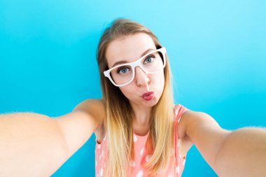 Genç bir kadın selfie çekiyor.