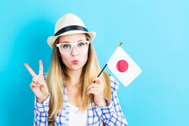 Japon bayrağı tutan genç seyahat kadın