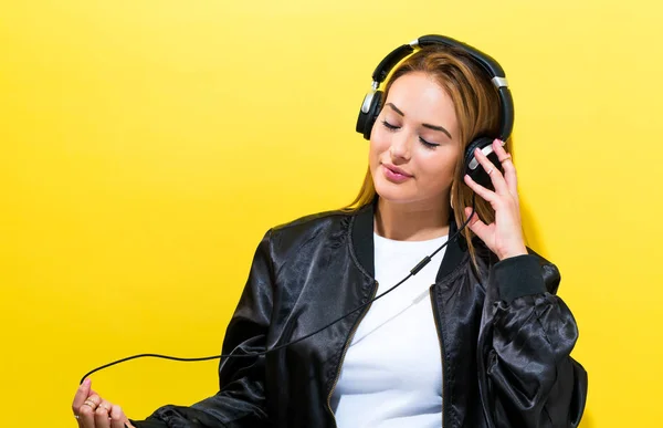 Mujer joven feliz con auriculares — Foto de Stock