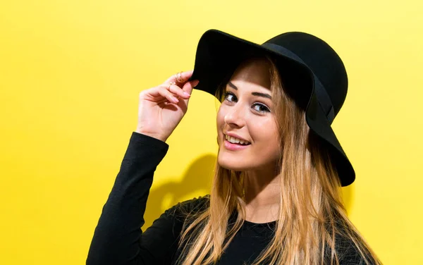 Mujer joven y feliz usando un sombrero —  Fotos de Stock