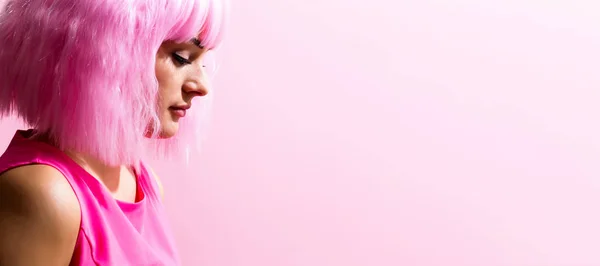 Beautiful woman in a bright pink wig — Stock Photo, Image