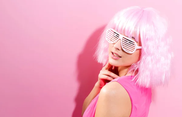 Mulher bonita em uma peruca rosa brilhante — Fotografia de Stock