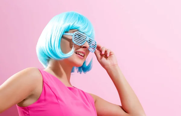 Retrato de una mujer con una peluca azul brillante — Foto de Stock