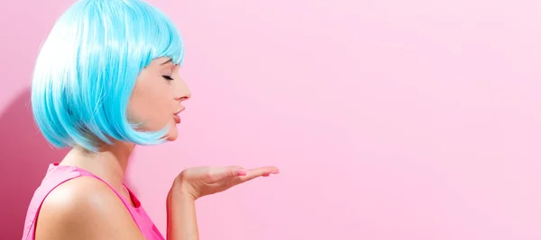 Retrato de uma mulher em uma peruca azul brilhante — Fotografia de Stock