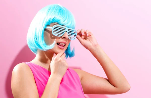 Portret van een vrouw in een helder blauwe pruik — Stockfoto