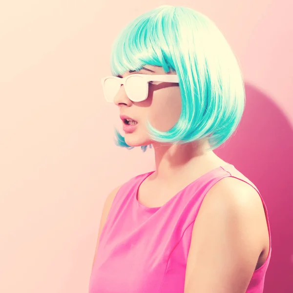 Retrato de una mujer con una peluca azul brillante — Foto de Stock