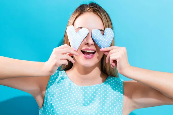 Felice giovane donna in possesso di cuscini cuore — Foto Stock