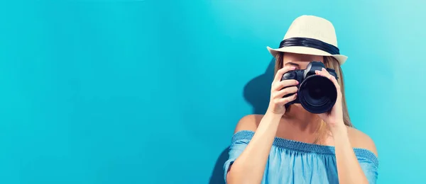 Jonge vrouw met een camera — Stockfoto