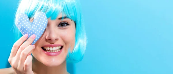 Mooie vrouw in een helder blauwe pruik — Stockfoto