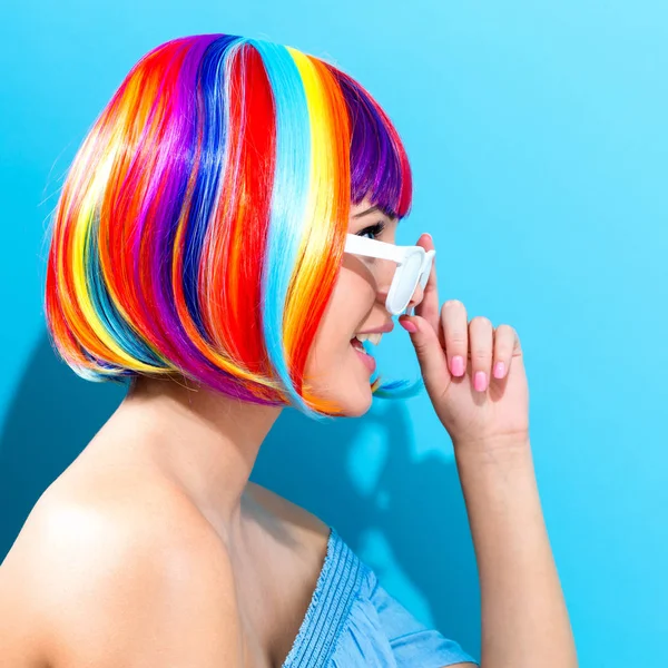 Mulher bonita em uma peruca colorida — Fotografia de Stock