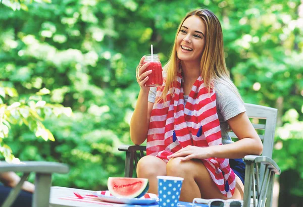 Chica americana pasando el rato en el cuatro de julio —  Fotos de Stock