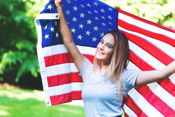 Девочка с американским флагом 4 июля — стоковое фото