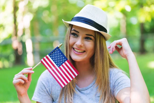 Κορίτσι με μια αμερικανική σημαία για το τέταρτο του Ιουλίου — Φωτογραφία Αρχείου