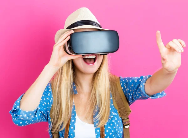 Jeune femme utilisant casque de réalité virtuelle — Photo
