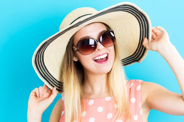 Feliz jovem mulher usando chapéu e óculos de sol — Fotografia de Stock