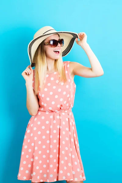 Gelukkig jonge vrouw die het dragen van een hoed en zonnebril — Stockfoto