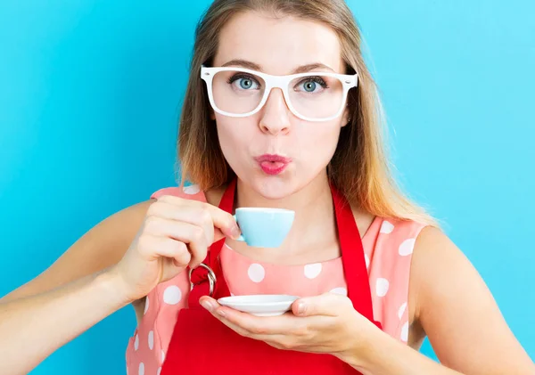 Glückliche junge Frau trinkt Kaffee — Stockfoto