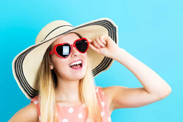 Szczęśliwa młoda kobieta na sobie kapelusz i okulary przeciwsłoneczne — Zdjęcie stockowe