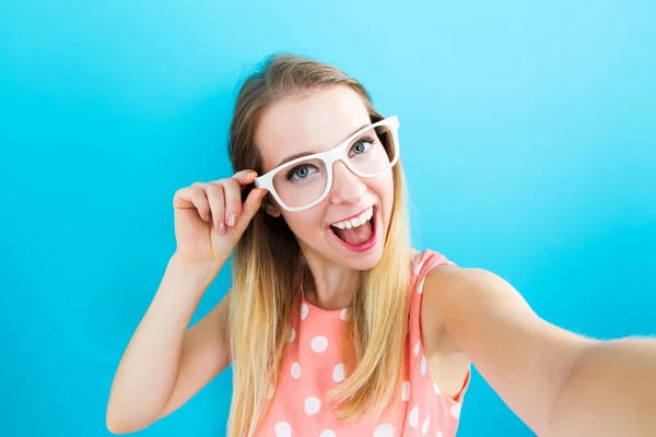 Mujer joven tomando una selfie —  Fotos de Stock