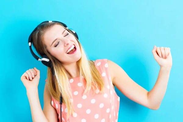 Mujer joven feliz con auriculares — Foto de Stock