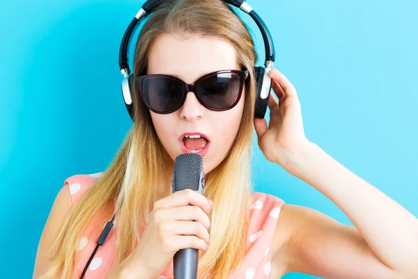 Gelukkig jonge vrouw met hoofdtelefoon — Stockfoto