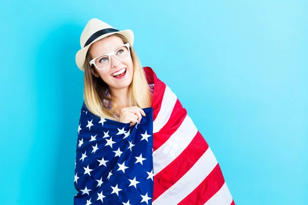 Jovem mulher viajante segurando bandeira americana — Fotografia de Stock