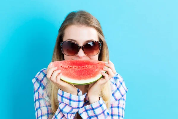 Feliz joven mujer sosteniendo sandía — Foto de Stock