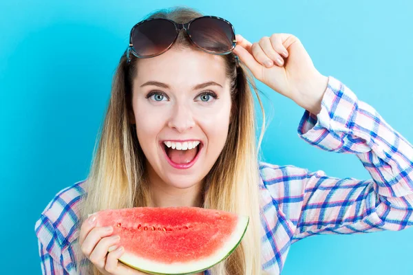 Jovem feliz segurando melancia — Fotografia de Stock