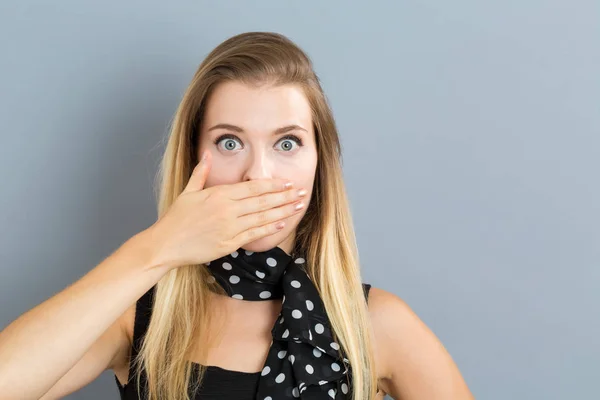 Jonge vrouw bedekken haar mond — Stockfoto